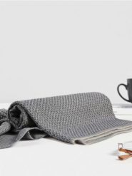 Koc w pepitkę - granatowy. Niebieskie kocyki dla dzieci Sinsay. W wyprzedaży za 27.99 zł.