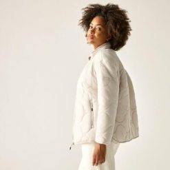 Kurtka pikowana Carlotte dla kobiet. Białe kurtki sportowe damskie Regatta, bez wzorów, z poliamidu, bez kaptura, trekkingowe. Za 399.99 zł.