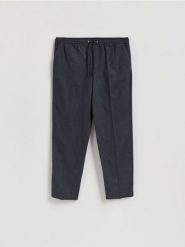 Spodnie jogger z dodatkiem lnu - granatowy. Niebieskie spodnie materiałowe męskie Reserved, l, bez wzorów, z bawełny. Za 179.99 zł.