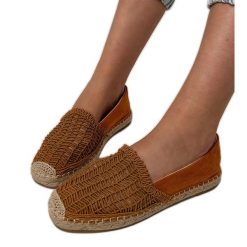 Brązowe espadryle ażurowe na platformie. Brązowe espadryle damskie na lato, w ażurowe wzory, ze skóry, eleganckie, z okrągłym noskiem, bez obcasa, na platformie, bez zapięcia. Za 81.09 zł.