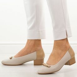 Beżowe ażurowe czółenka damskie na obcasie M.Daszyński Sa200-17. Brązowe czółenka damskie M.Daszyński, z aplikacjami, z materiału, eleganckie, bez obcasa, na obcasie, bez zapięcia. Za 179.00 zł.