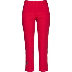 Spodnie z gumką w talii i aplikacją bonprix czerwony. Czerwone spodnie materiałowe damskie bonprix, z aplikacjami. Za 44.99 zł.