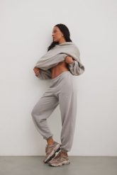 Spodnie typu jogger z HAFTEM w kolorze GREY PALOMA- NEVIS-XS. Szare spodnie materiałowe damskie Marsala, m, bez wzorów, z bawełny. Za 279.90 zł.