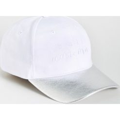 Czapka z błyszczącym daszkiem - Niebieski. Czapki i kapelusze damskie marki Sinsay. Za 14.99 zł.