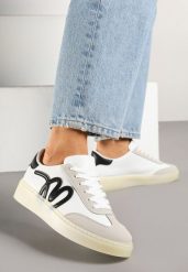 Białe Sneakersy Kultowe Tenisówki Zdobione Abstrakcyjną Aplikacją Fendiva. Białe trampki i tenisówki damskie Renee, z aplikacjami, z jeansu, eleganckie, bez zapięcia. Za 74.99 zł.