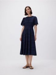 Ażurowa sukienka midi z wiązaniem - granatowy. Niebieskie sukienki damskie Reserved, l, w ażurowe wzory, z bawełny, bez kołnierzyka, bez ramiączek, midi, rozkloszowane. W wyprzedaży za 99.99 zł.
