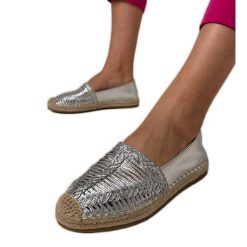 Srebrne espadryle ażurowe na platformie srebrny. Szare espadryle damskie w ażurowe wzory, z materiału, klasyczne, z okrągłym noskiem, bez obcasa, na platformie, bez zapięcia. Za 81.09 zł.