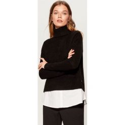 Sweter z koszulową wstawką - Czarny. Czarne swetry damskie Mohito, z koszulowym kołnierzykiem. Za 129.99 zł.