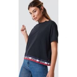Levi's T-shirt Graphic JV Tape - Navy. Niebieskie t-shirty damskie Levi's, z dżerseju, z okrągłym kołnierzem. Za 141.95 zł.