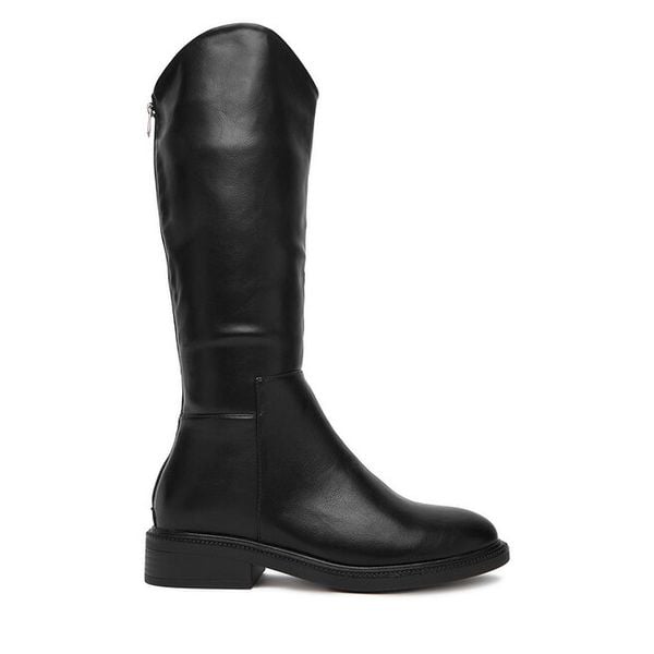 Kozaki DeeZee. Czarne kozaki damskie DeeZee, bez obcasa, na płaskiej podeszwie. Za 219.99 zł.