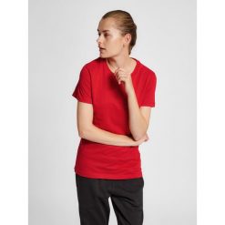 Koszulka damska Hummel Red Basic. Czerwone obuwie sportowe damskie Hummel, bez wzorów, z bawełny, na fitness i siłownię. Za 117.00 zł.