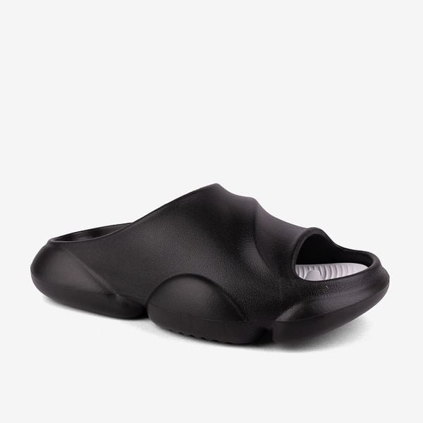Klapki damskie Coqui - rozmiar 35/36, czarne. Czarne klapki damskie Coqui, bez wzorów, z materiału, bez obcasa. Za 125.99 zł.