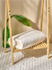 Puszysty koc w geometryczny wzór - biały. Białe kocyki dla dzieci Sinsay. Za 29.99 zł.