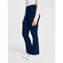 Damskie legginsy z wysokim stanem Hummel. Niebieskie legginsy sportowe damskie Hummel, bez wzorów, z podwyższonym stanem, na jogę i pilates. Za 246.00 zł.
