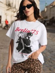 Koszulka Berlin - biały. Białe t-shirty damskie Sinsay, l, bez wzorów, bez kołnierzyka. W wyprzedaży za 17.99 zł.