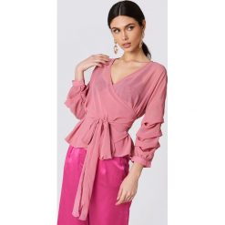 NA-KD Bluzka z wiązaniem w pasie - Pink. Bluzki damskie marki NA-KD. W wyprzedaży za 36.58 zł.