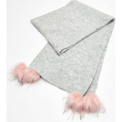 Szalik z pomponami - Jasny szary. Szare szaliki i chusty damskie Cropp. Za 59.99 zł.