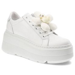 Białe Sneakersy Chebello Modne Obuwie Na Platformie. Białe półbuty damskie CheBello, bez wzorów, ze skóry, eleganckie, bez obcasa, na platformie, bez zapięcia. Za 469.00 zł.