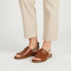 Sandały damskie Armodo, cholewka ze skóry naturalnej wsuwany fason elastyczna gumka z tyłu odkryte palce, brązowe, 40473. Brązowe klapki damskie Armodo, bez wzorów, ze skóry, bez obcasa. Za 309.00 zł.