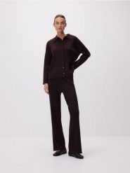 Prążkowany kardigan z kołnierzykiem - brązowy. Brązowe kardigany damskie Reserved, l, bez wzorów, z dzianiny. Za 129.99 zł.