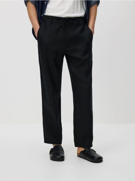 Lniane spodnie chino straight - czarny. Czarne spodnie materiałowe męskie Reserved, l, bez wzorów. Za 179.99 zł.