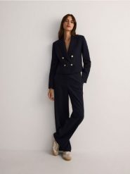 Szerokie spodnie z dekoracyjnymi guzikami - granatowy. Niebieskie spodnie materiałowe damskie Reserved, l, bez wzorów, z tkaniny. W wyprzedaży za 99.99 zł.