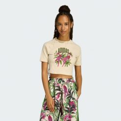 KOSZULKA ADIDAS x FARM RIO GRAPHIC T-SHIRT CROPPED. Białe t-shirty damskie Adidas, bez wzorów, casualowe, bez kołnierzyka. Za 149.00 zł.