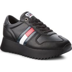 Sneakersy TOMMY JEANS - High Cleated Sneaker EN0EN00288 Black 990. Czarne półbuty damskie Tommy Jeans, bez wzorów, z jeansu, bez obcasa, na koturnie, bez zapięcia. W wyprzedaży za 279.00 zł.