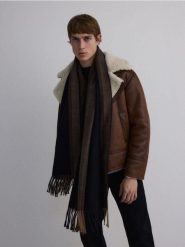 Szalik z frędzlami - beżowy. Brązowe szaliki i chusty damskie Reserved, bez wzorów. W wyprzedaży za 55.99 zł.