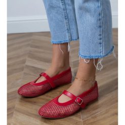 Czerwone balerinki siateczkowe ze sprzączką. Czerwone baleriny damskie bez wzorów, z materiału, eleganckie, bez obcasa, na obcasie. Za 81.83 zł.