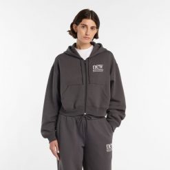 Bluza damska New Balance WJ6109B2ABR – szara. Szare bluzy damskie New Balance, m, bez wzorów, z bawełny, z kapturem. Za 299.99 zł.