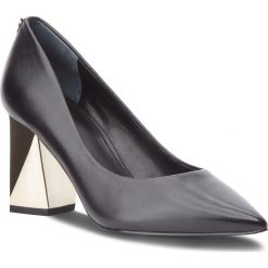 Półbuty GUESS - FLBAI4 LEA08 BLACK. Czarne półbuty damskie Guess, ze skóry ekologicznej. Za 629.00 zł.