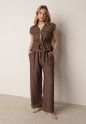 Brązowy Wiskozowy Komplet w Stylu Safari Spodnie i Bluzka na Suwak z Wiązaniem Iphisei. Brązowe spodnie materiałowe damskie Born2be, l, bez wzorów, z wiskozy. Za 119.99 zł.