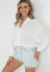 Biała Bawełniana Koszula Oversize z Szerokimi Rękawami Melillia. Białe bluzki damskie Born2be, m, bez wzorów, z bawełny, bez kołnierzyka, bez ramiączek. Za 129.99 zł.