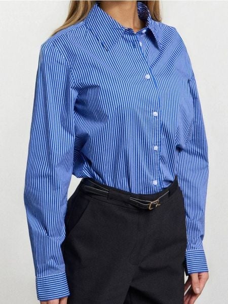 Koszula regular fit w paski - niebieski. Niebieskie koszule damskie Sinsay, l, bez wzorów, bez kołnierzyka, bez ramiączek. Za 39.99 zł.