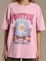 Bawełniana koszulka z efektem sprania - fioletowy. Fioletowe t-shirty damskie Sinsay, l, bez wzorów, z bawełny, bez kołnierzyka. Za 29.99 zł.