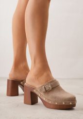 Ciemnobeżowe Klapki na Obcasie Typu Chodaki Ozdobione Nitami i Klamrami Herminna. Brązowe klapki damskie Born2be, bez wzorów, z jeansu, eleganckie, bez obcasa, na obcasie. Za 139.99 zł.