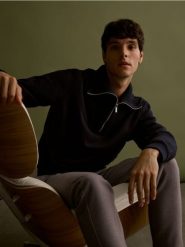 Bawełniana bluza ze stójką - granatowy. Niebieskie bluzy męskie Reserved, l, bez wzorów, z bawełny, bez kaptura. W wyprzedaży za 109.99 zł.