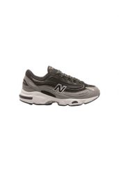 Sneakersy chłopięce New Balance szary. Szare trampki i tenisówki chłopięce New Balance, bez wzorów, z materiału, sportowe, bez zapięcia. Za 524.60 zł.