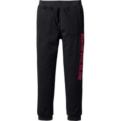 Spodnie sportowe z nadrukiem bonprix czarny. Czarne spodnie sportowe męskie bonprix, m, bez wzorów. Za 69.99 zł.