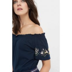 Koszulka z kwiatowym nadrukiem. Niebieskie t-shirty damskie marki Orsay, z haftami, z bawełny, z kołnierzem typu carmen. W wyprzedaży za 40.00 zł.