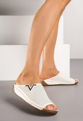 Białe Klapki Vices z Perforowaną Cholewką Sarianae. Białe klapki damskie Born2be, bez wzorów, eleganckie, bez obcasa, na płaskiej podeszwie. Za 69.99 zł.
