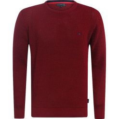 Sweter "Contest" w kolorze bordowym. Czerwone swetry przez głowę męskie marki Sir Raymond Taylor, z haftami, z okrągłym kołnierzem. W wyprzedaży za 139.95 zł.