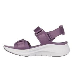 Sandały Skechers Model Arch Fit 2.0 Kolor Fioletowy. Fioletowe obuwie sportowe damskie Skechers, bez wzorów, z tkaniny, bez obcasa, bez zapięcia. Za 299.99 zł.