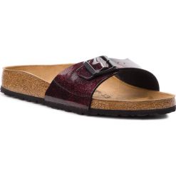 Klapki BIRKENSTOCK - Madrid Bs 1011171 Iride Strong Red. Czerwone klapki damskie Birkenstock, ze skóry ekologicznej. W wyprzedaży za 229.00 zł.