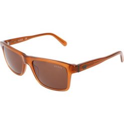 Męskie okulary przeciwsłoneczne w kolorze brązowym. Brązowe okulary przeciwsłoneczne męskie marki Guess. W wyprzedaży za 163.95 zł.