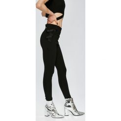 Guess Jeans - Spodnie Flossie. Jeansy damskie marki Guess Jeans. W wyprzedaży za 229.90 zł.