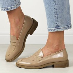Beżowe lakierowane mokasyny damskie M.Daszyński 2398-4. Brązowe mokasyny damskie M.Daszyński, z lakierowanej skóry, eleganckie. Za 139.00 zł.