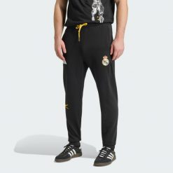 Spodnie adidas Real Madrid Avengers. Czarne spodnie sportowe męskie Adidas, bez wzorów, do piłki nożnej. Za 299.00 zł.