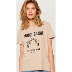 Bawełniana koszulka z nadrukiem - Kremowy. Białe t-shirty damskie Mohito, l, bez wzorów, z bawełny, bez kołnierzyka. W wyprzedaży za 19.99 zł.